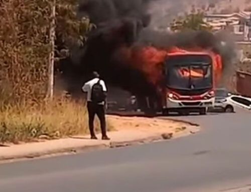 VEÍCULO DE TRANSPORTE COLETIVO INCENDIADO NA MG-432 EM ESMERALDAS