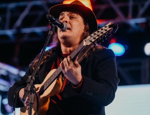 ENTRE O TEMPO E O LUGAR, ARTISTA MINEIRO TRANSFORMA COTIDIANO EM CANÇÃO