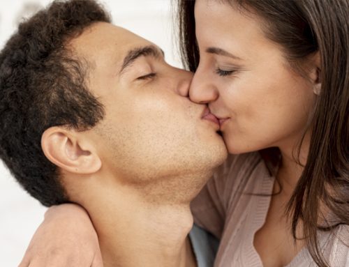 13 DE ABRIL É CELEBRADO O DIA DO BEIJO E REFORÇA A IMPORTÂNCIA DO CARINHO NOS RELACIONAMENTOS